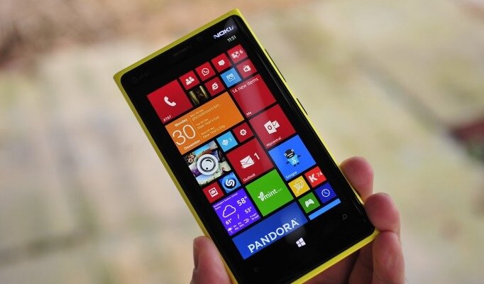 El Nokia Lumia 920 mostrando tres columnas de tiles