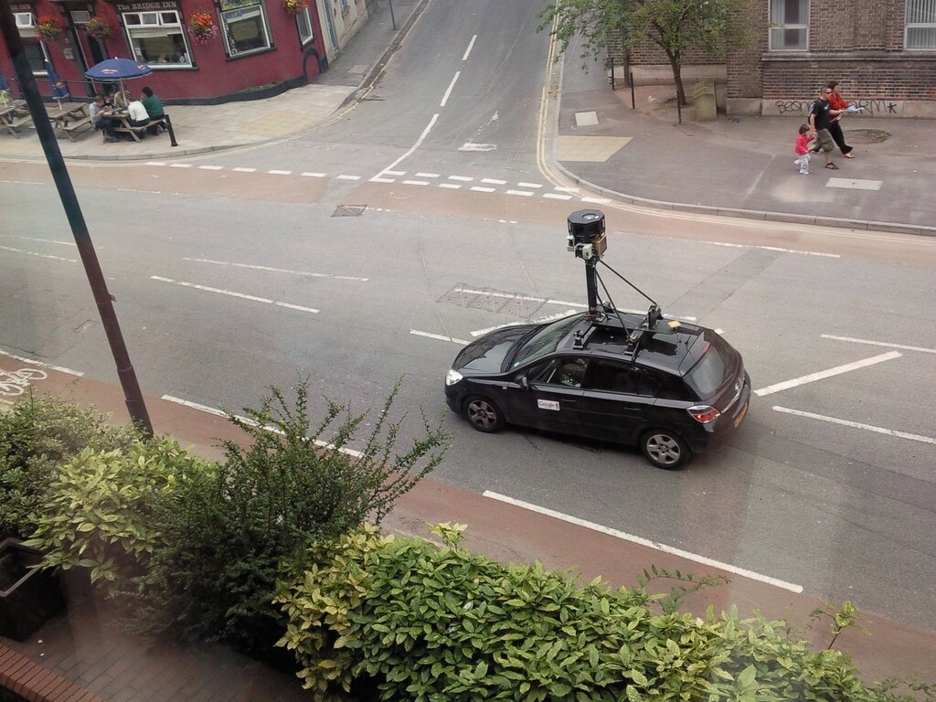 Un coche de Street View probablemente espiando redes WiFi
