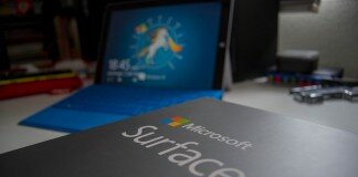 Imagen de la Surface 3 azul y su caja original