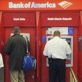 Clientes de Bank of America retirando dinero de cajeros aumáticos