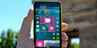 Fotografía de un Nokia Lumia 630 amarillo con Windows 10 Mobile