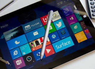 Imagen de la Surface Pro 3 junto a material escolar