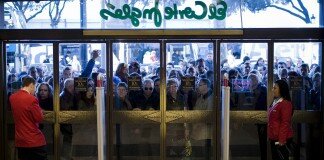 Fotografía de la entrada de un El Corte Inglés en rebajas