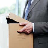 Trabajador recogiendo sus cosas de la oficina