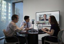 Fotografía a una reunión de empresa usando uno de los dispositivos de Polycom