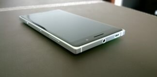 Lumia 830 de color verde sobre mesa de madera