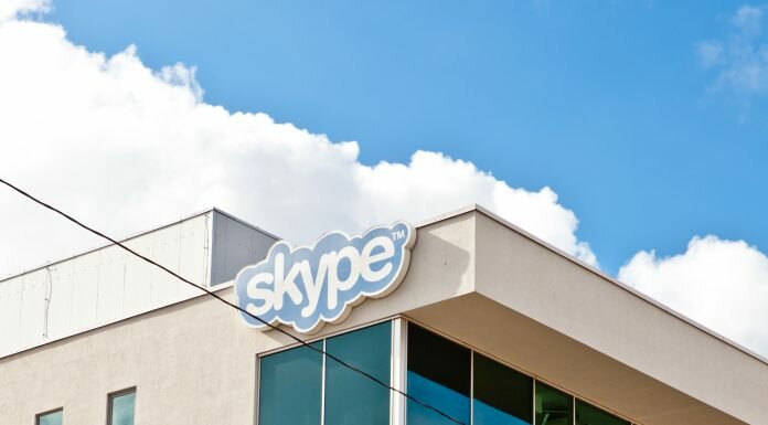 Logo de Skype en un edificio