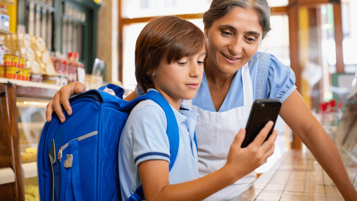Comercios de cataluña y navarra tendran puntos seguros para que niños sin moviles llamen a sus padres