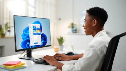 Ordenador portátil con el logo de Windows 11 en pantalla.