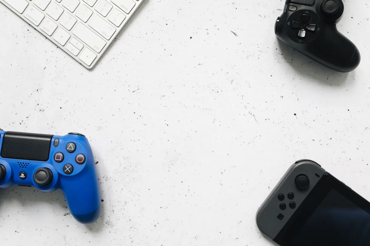 Pantalla de tienda digital con precios de videojuegos listados