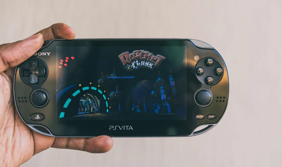 Interfaz de compra de juegos en PS Store mostrando descuentos