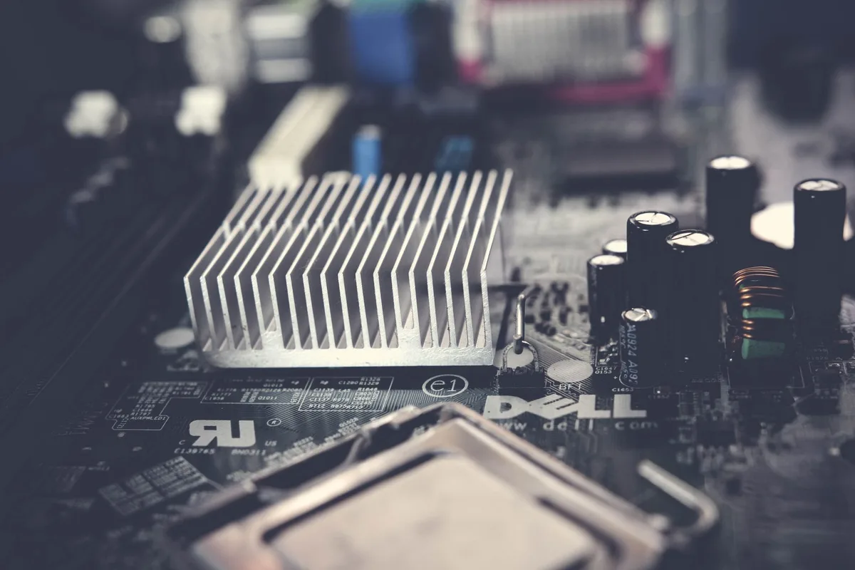 Administrador de tareas mostrando procesos con alto consumo de CPU
