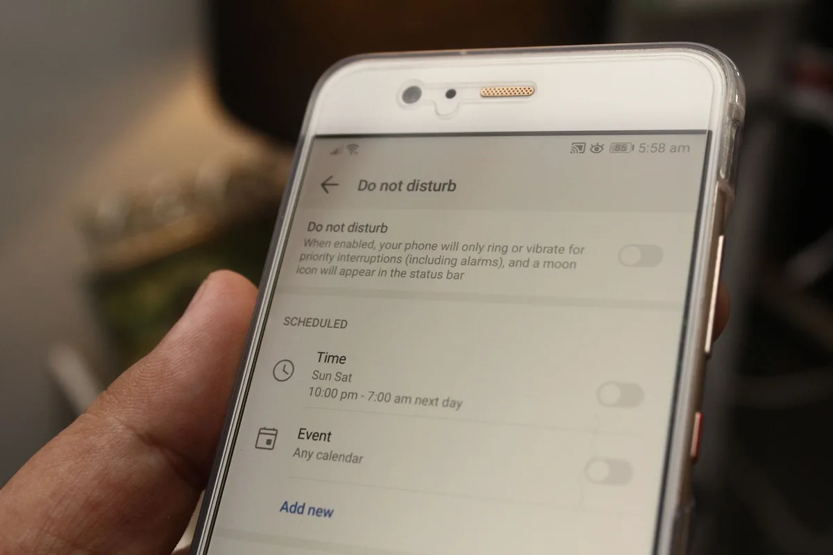 Mano sosteniendo un smartphone mostrando notificación de actualización de sistema Android
