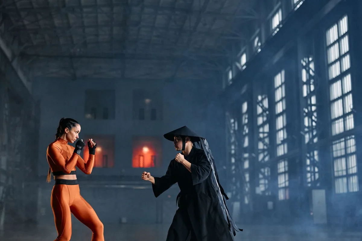 Combate dinámico en videojuego con protagonista en acción