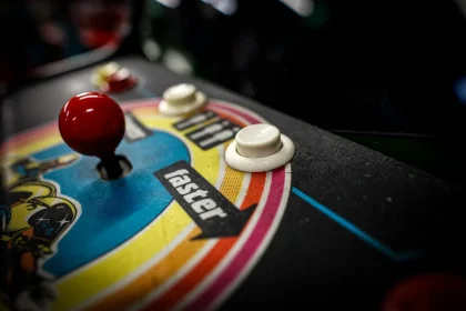Manos sosteniendo un controlador de videojuegos durante una secuencia de juego intenso