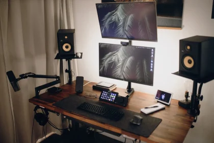 Estudio de desarrollo de videojuegos con monitores y documentos de diseño en una sala oscura