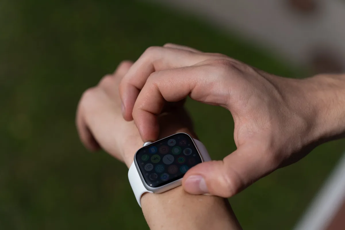 Reloj inteligente mostrando métricas de salud y datos de bienestar personalizados