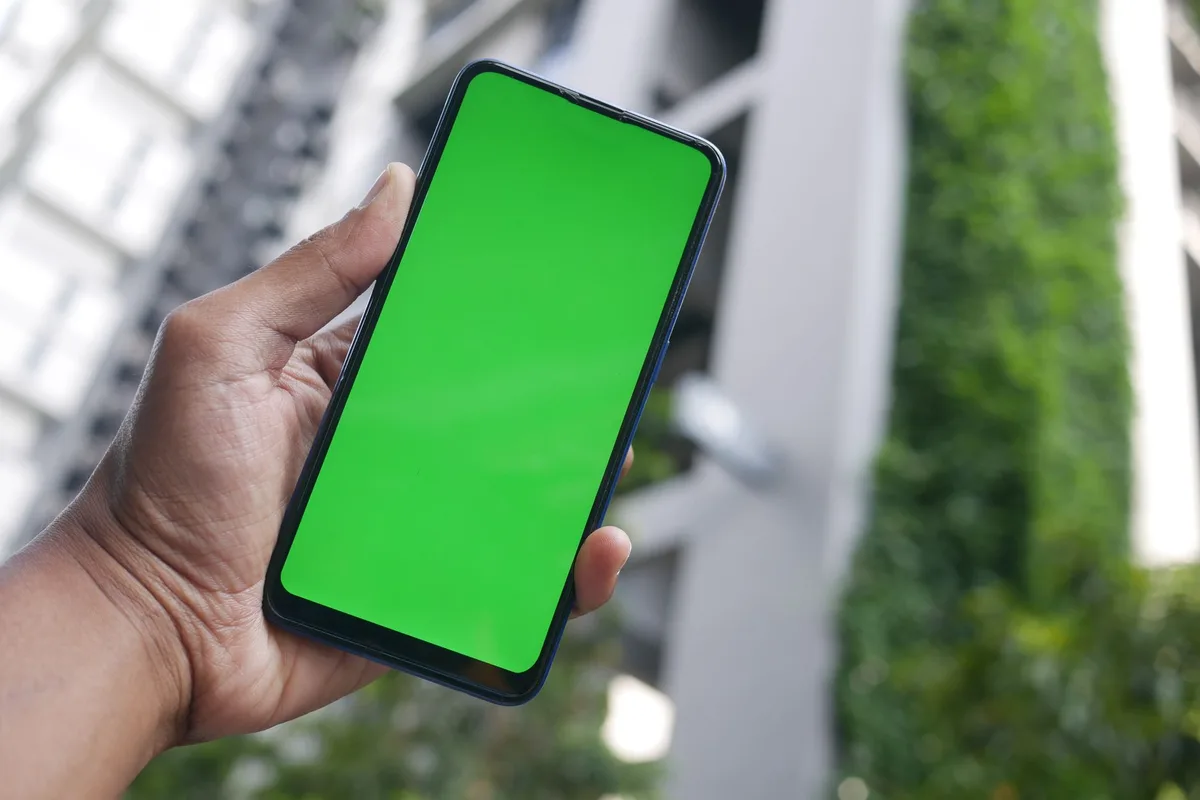 Mano sosteniendo un smartphone con elementos de interfaz en transición visual