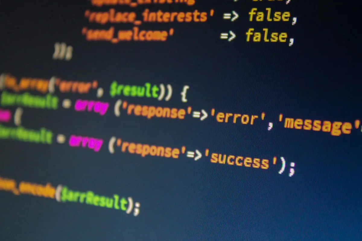 Código de programación con errores y fallos en la pantalla de un desarrollador