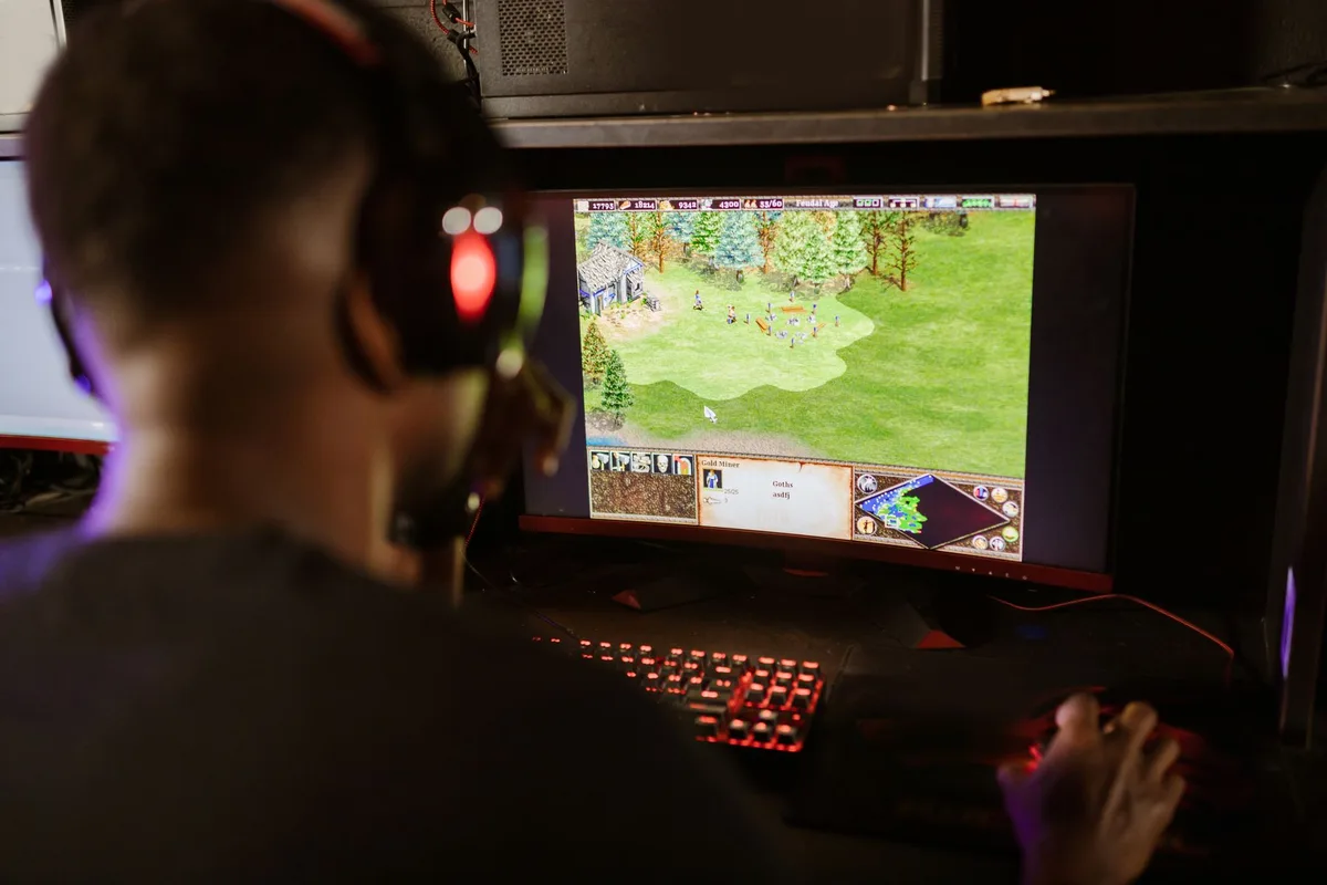 Interfaz de juego con NPCs y rutinas en un mundo de fantasía