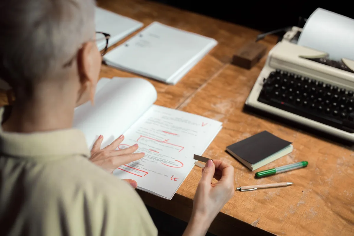 Persona revisando contenido y anuncios en una pantalla de escritorio para garantizar calidad editorial