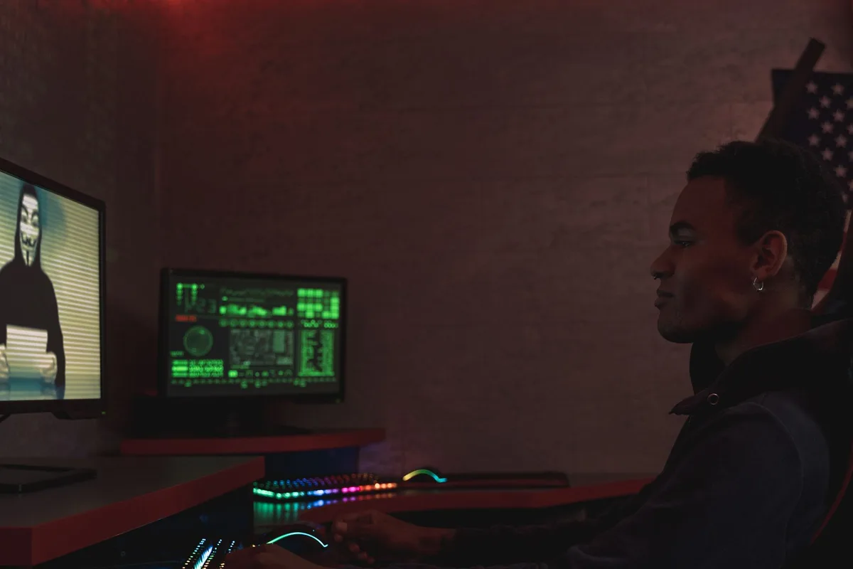 Pantalla de ordenador con c&oacute;digo y s&iacute;mbolos de seguridad digital en la industria de videojuegos