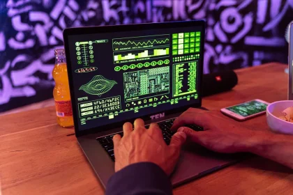 Pantalla de ordenador mostrando advertencias de seguridad y barras de descarga con símbolos de peligro