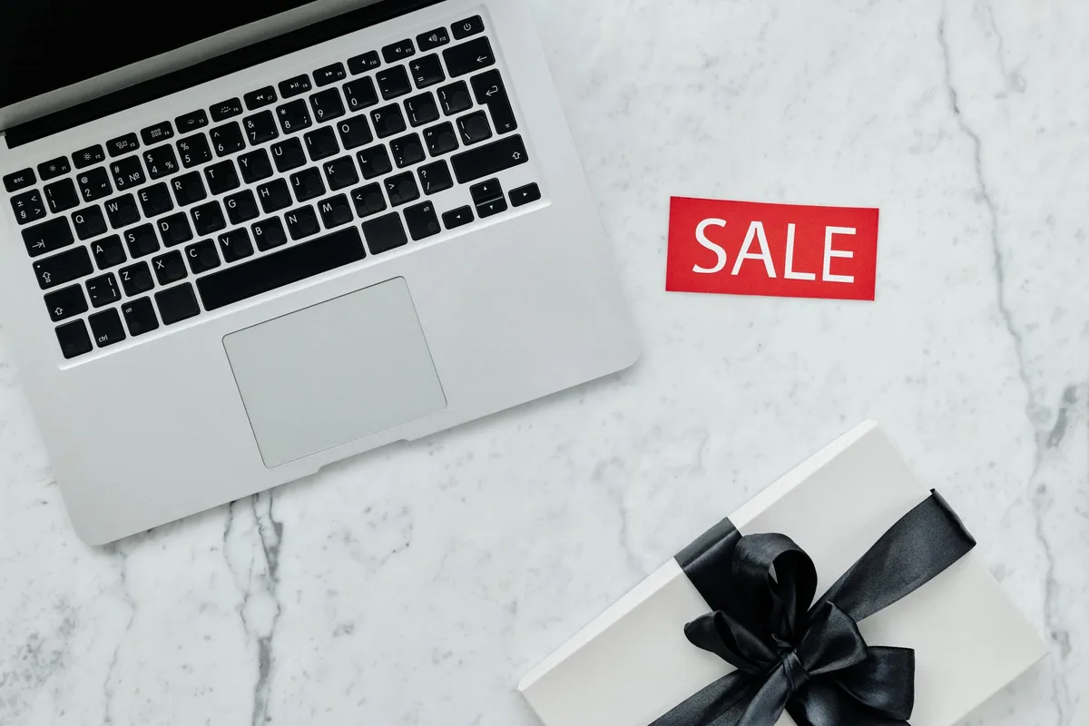 Interfaz de tienda digital mostrando ofertas y descuentos en videojuegos