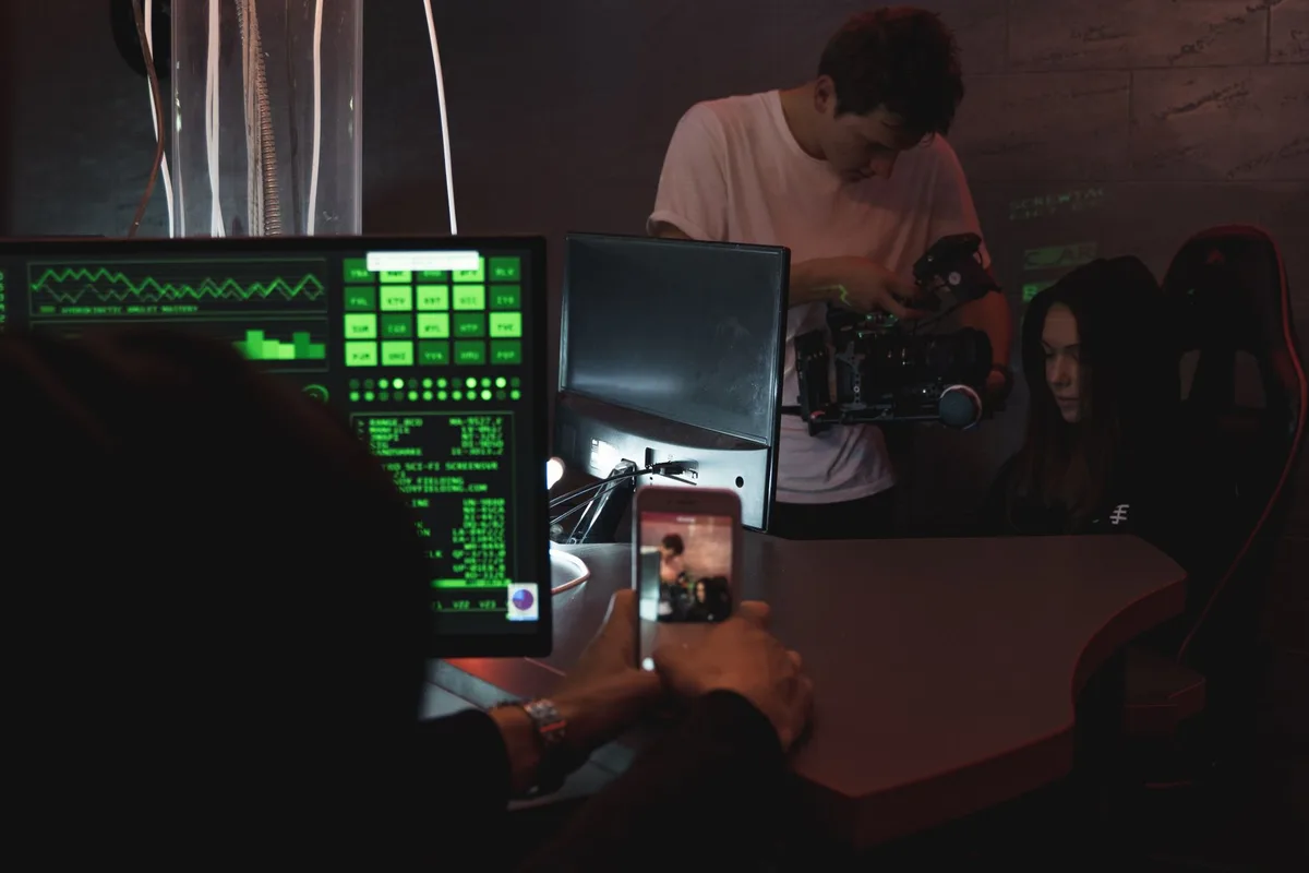 Equipo de desarrollo de videojuegos trabajando en la producción de un título