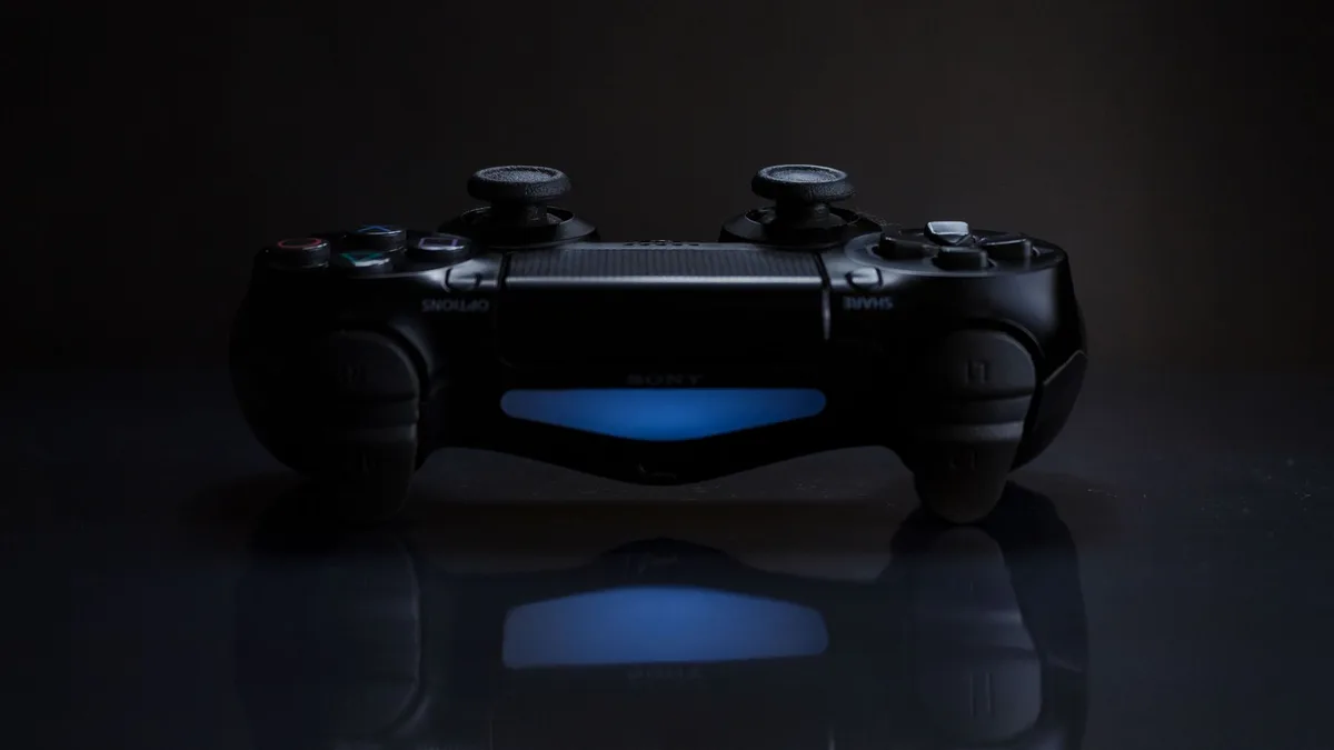 Manos sosteniendo un controlador de videojuegos con símbolos de descuento y precios digitales de fondo
