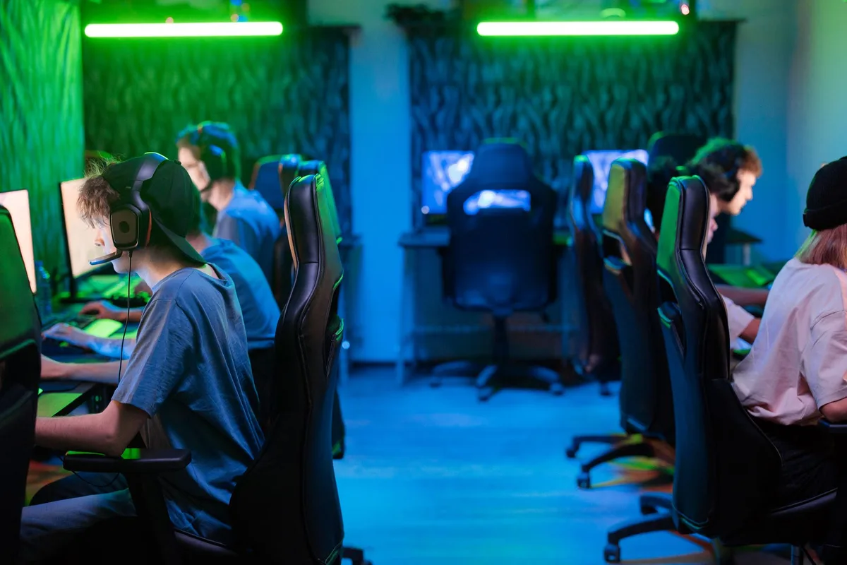 Equipo de desarrolladores trabajando en una oficina de videojuegos moderna