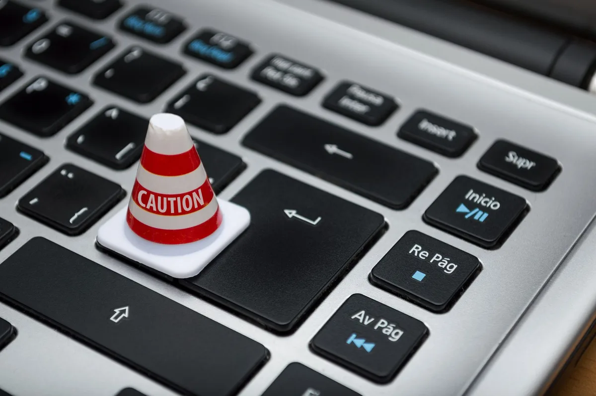 Administrador de dispositivos mostrando iconos de advertencia en periféricos