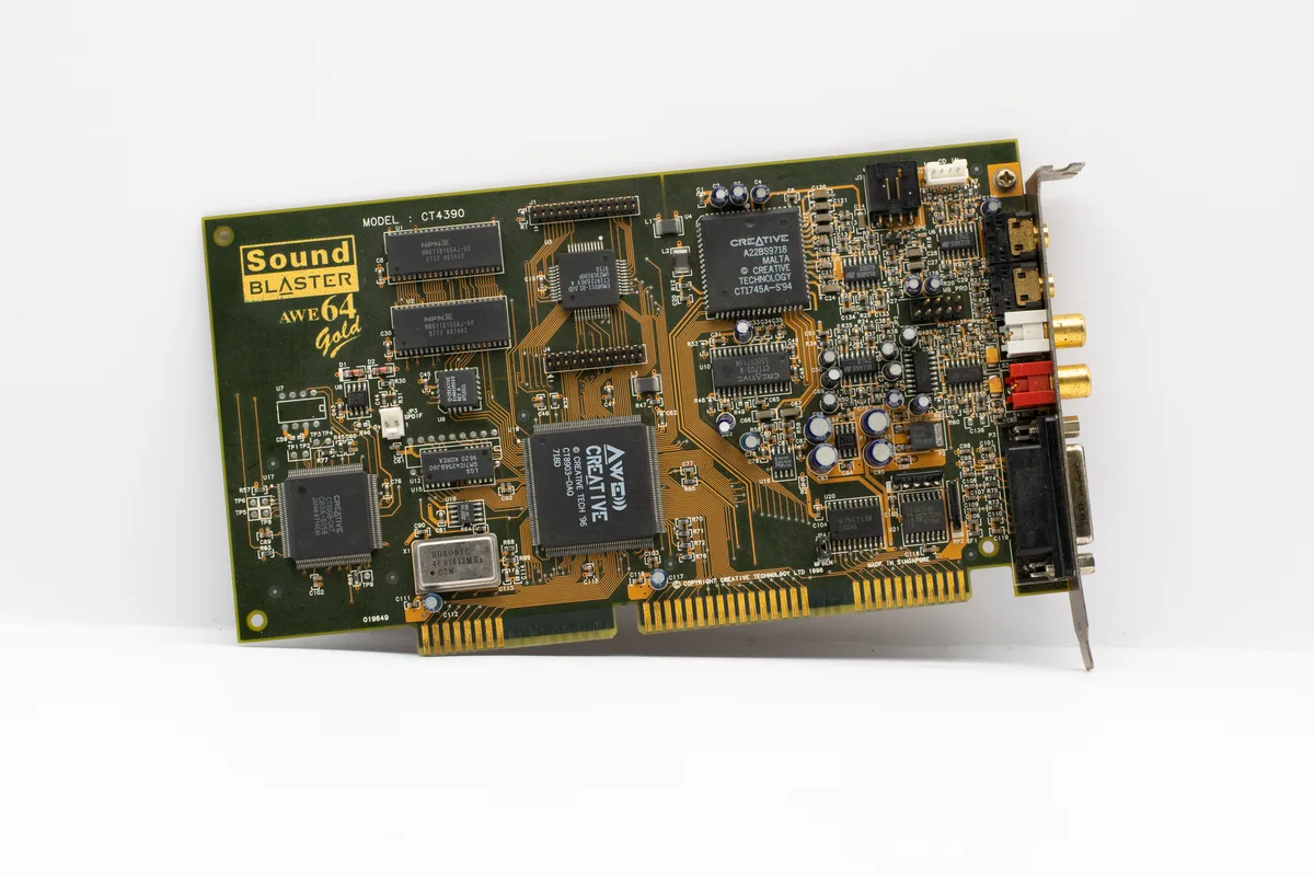 Tarjeta de sonido y equipo de audio vintage en computadora