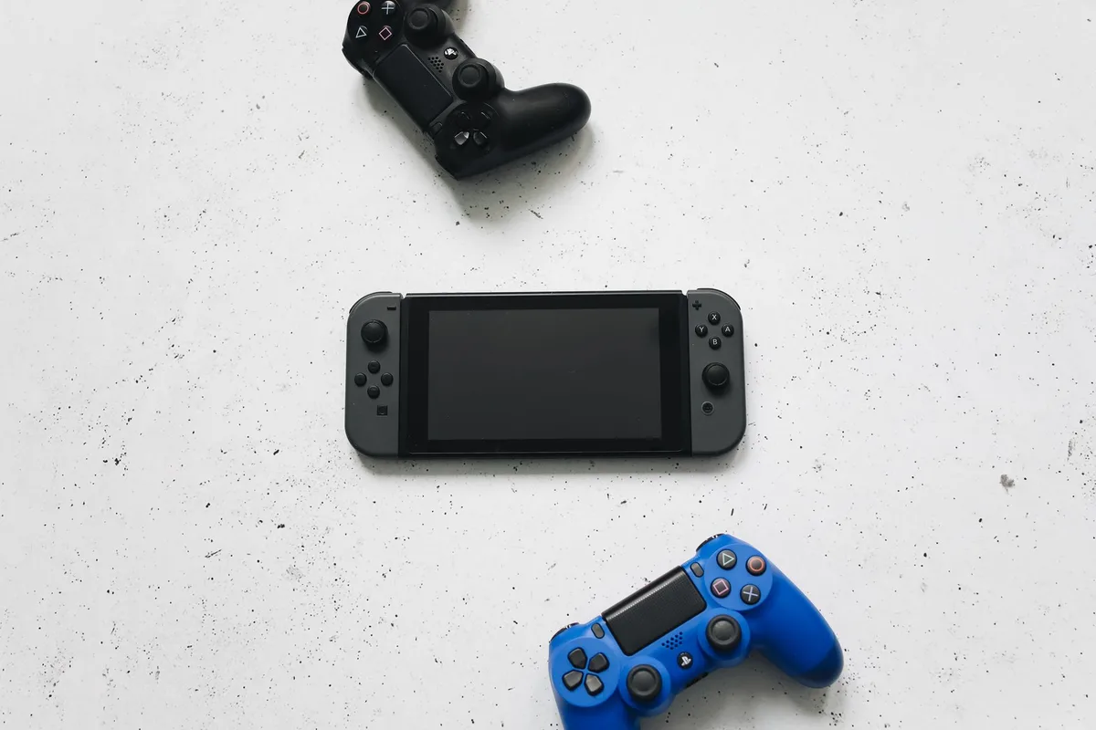 Mandos Joy-Con de Switch 2 en diferentes colores oscuros y variantes vibrantes