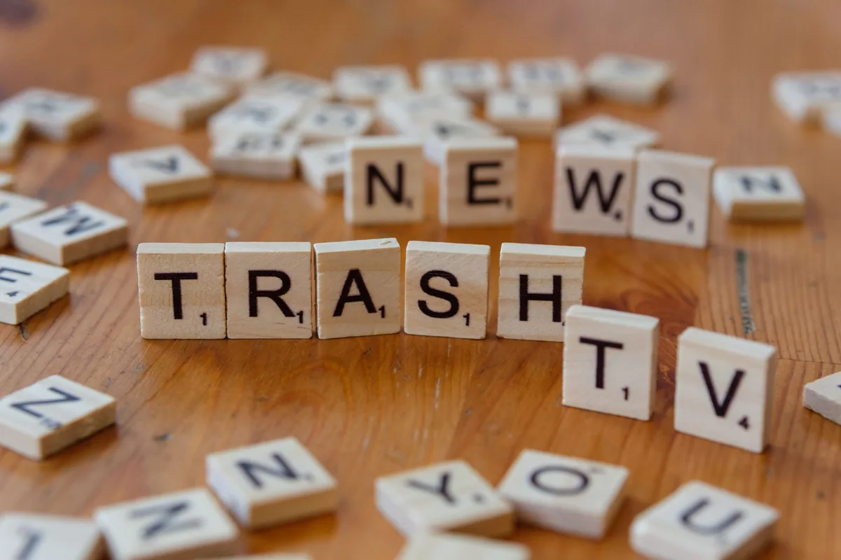 Periodista especializado en videojuegos analizando contenido digital y tecnología de juegos