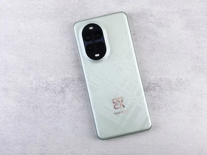 Smartphone premium con pantalla AMOLED y cuerpo metálico sobre superficie reflectante