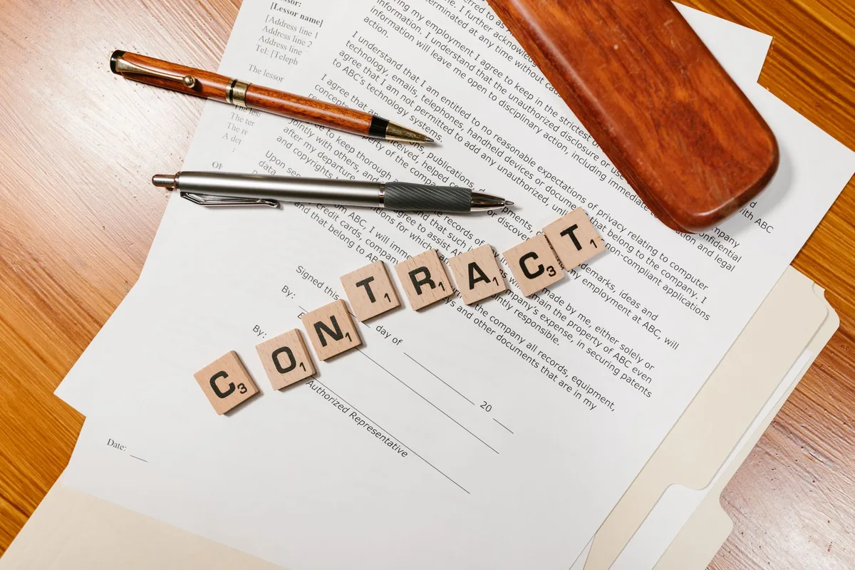 Documentos de contrato de licencia digital de videojuegos sobre un escritorio
