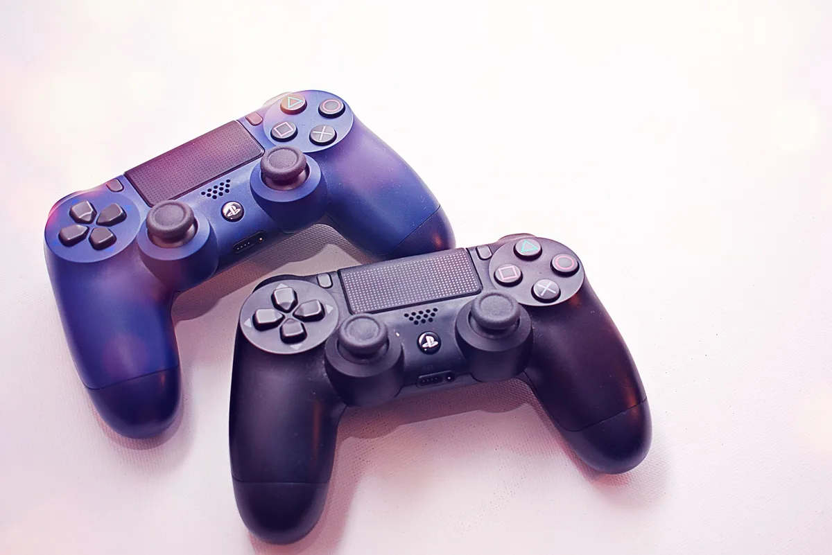Consolas PlayStation 5 y PS4 con mandos de control