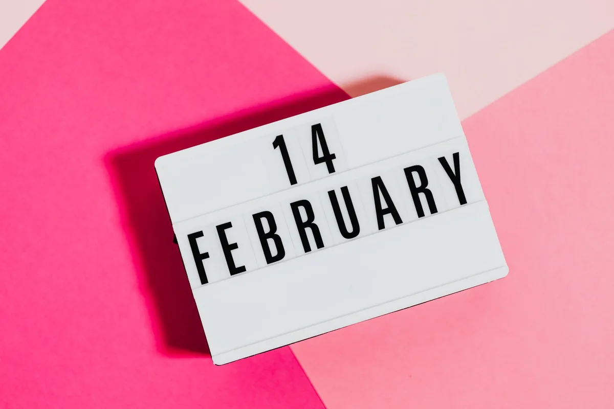 Manos de jugador con mando de consola y calendario con fecha destacada