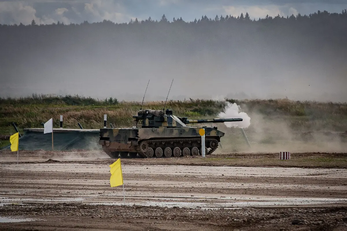 Vehículos militares y tanques en combate en un videojuego de guerra