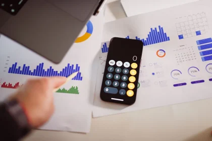 Manos sosteniendo un teléfono inteligente con gráficos de rendimiento en pantalla