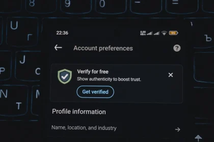 Pantalla de móvil mostrando notificación de actualización de sistema operativo