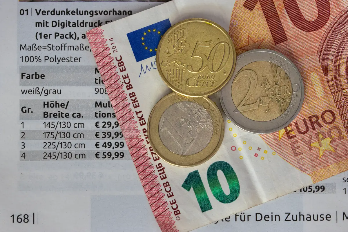 Tabla comparativa de precios de smartphones en euros mostrando diferentes capacidades de almacenamiento
