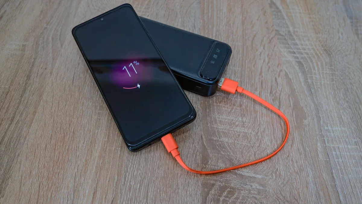 Detalle de tecnolog&iacute;a de carga r&aacute;pida y bater&iacute;a de smartphone moderno