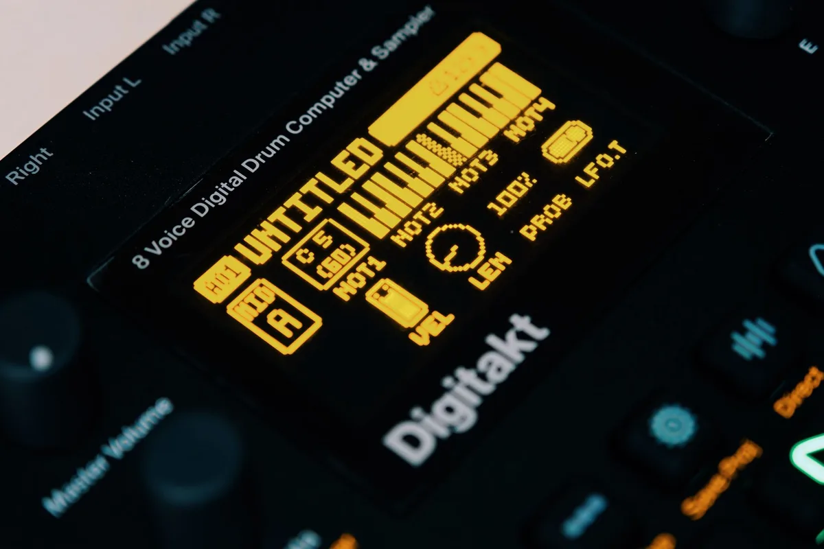Interfaz de herramientas digitales de producción musical con créditos y colaboradores