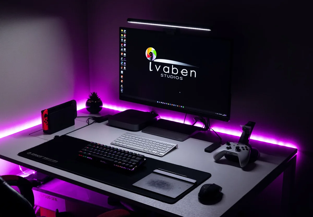 Estación de trabajo moderna con equipo de gaming y análisis de videojuegos.