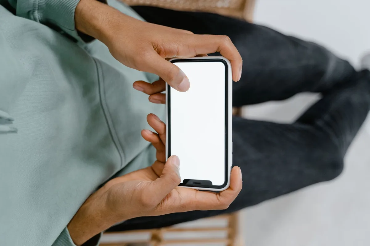 Mercados emergentes con menor acceso a tecnología móvil asequible