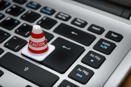 Panel de configuración de privacidad en Windows con iconos de cámara y micrófono