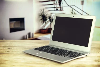 Portátil compacto con pantalla pequeña mostrando aplicaciones optimizadas en un escritorio de trabajo