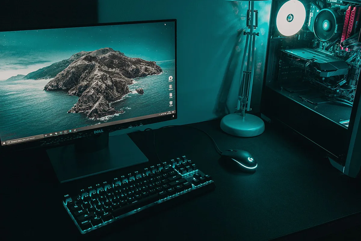 Pantalla de error o fallo en un PC gaming con monitor oscuro y símbolos de crash del sistema